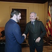 Azcón saluda a Nolasco antes de su reunión este viernes.