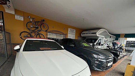 Un piso, un Mercedes, una autocaravana, comida para un año... así es la mayor cesta navideña de España