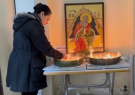 Una mujer en el interior de la iglesia del profeta Elías.
