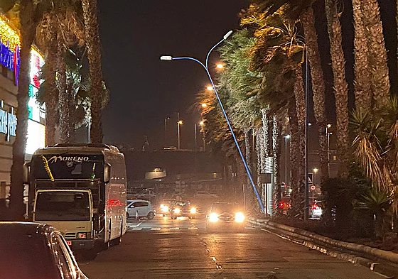 Una farola a punto de caer por el viento.