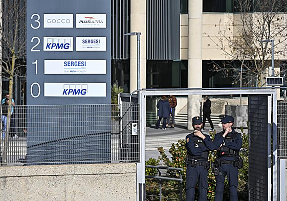 Policía durante el registro de la empresa Plus Ultra