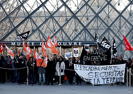 Empleados del Louvre durante la huelga de este lunes