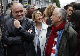 Yolanda Díaz, junto a los líderes de CC OO y UGT, Unai Sordo (izq.) y Pepe Álvarez, respectivamente.