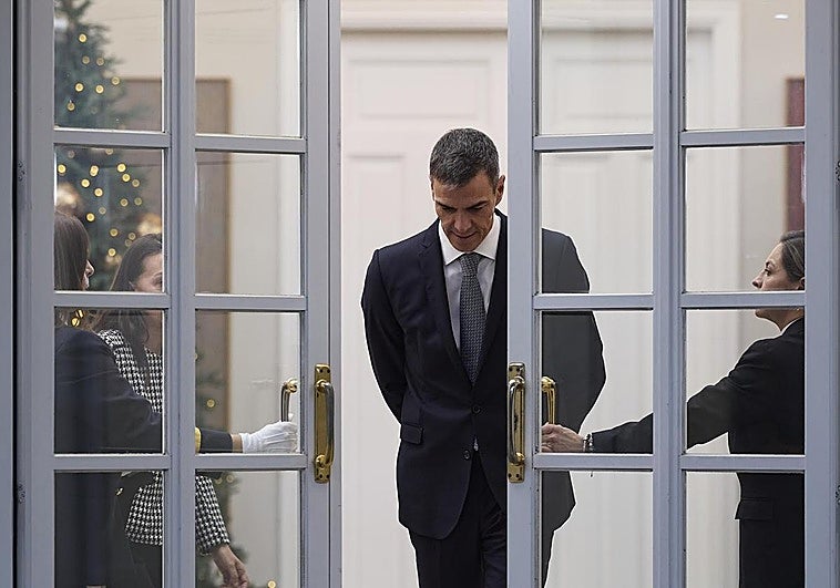 Sánchez comparece en medio de los escándalos de corrupción e insiste en seguir gobernando y buscar acuerdos «hasta debajo de las piedras»