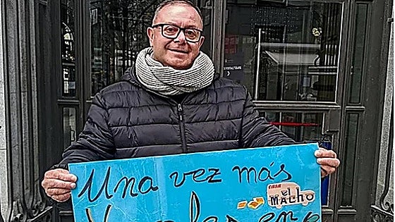 El hombre que lleva haciendo cola desde el domingo para entrar el primero al sorteo de Navidad