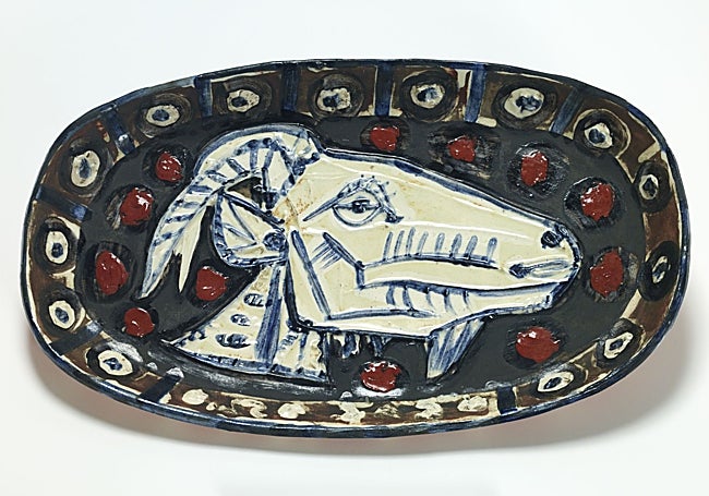 Plato decorado por Picasso con una cabeza de cabra en los años 50.
