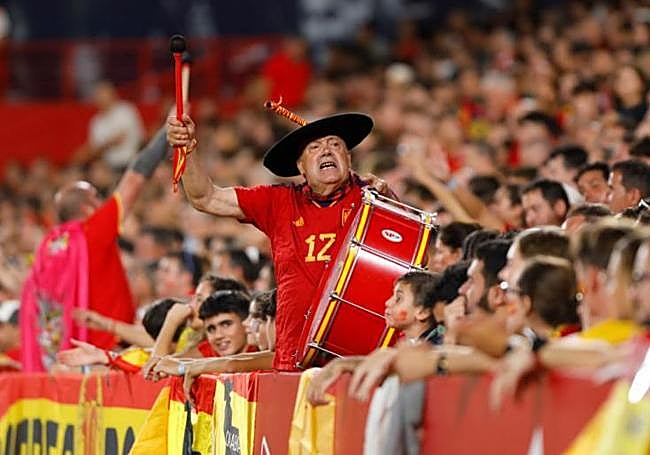 Manolo del Bombo, a prominent figure in Spanish sports, in a national team match.