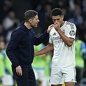 Xabi Alonso habla con Bellingham durante un partido del Real Madrid.