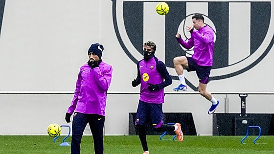 El Barça visita La Cerámica sin su escultor