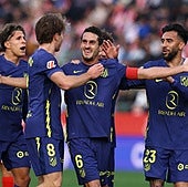 Los jugadores del Atlético celebran el tanto de Koke ante el Girona.