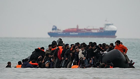 El Reino Unido acelera el plan para alojar a los migrantes en barracones militares