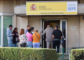 Varias personas en la entrada de una oficina del SEPE