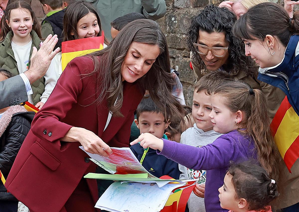 Imagen secundaria 1 - Los Reyes, durante las visitas que han realizado este año a Guadalupe y Braosera. En la última imagen, la visita a Valdesoto, pueblo ejemplar.