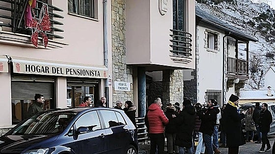 Los miembros de la comisión de Villamanín entregan sus décimos y cubren la falta de dos millones «si nadie nos denuncia»
