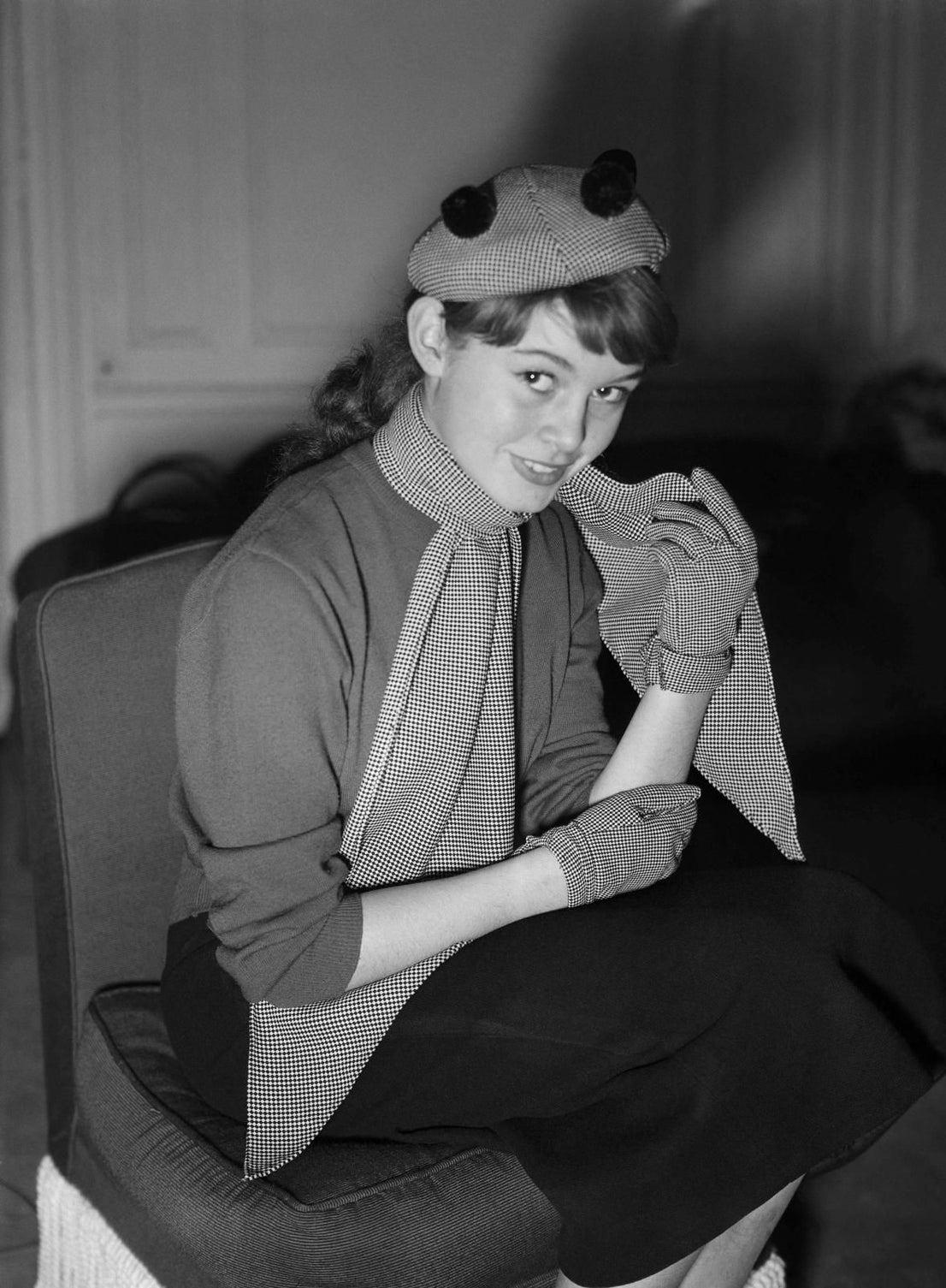 La modelo francesa Brigitte Bardot posa en octubre de 1951, cuando tenía 17 años.