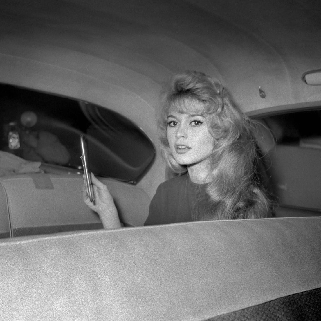 Bardot se retoca el maquillaje en el rodaje de 'En cas de malheur', dirigida por Claude Autant-Lara, en 1958.
