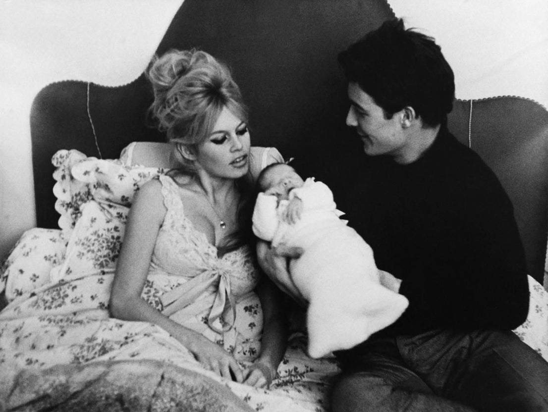 La actriz francesa Brigitte Bardot y su esposo Jacques Charrier posan el 13 de enero de 1960 con su hijo Nicolas