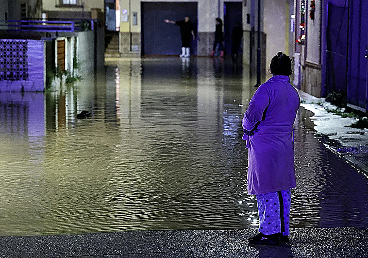 Nueva noche en vela en Málaga pendiente de la crecida del río Guadalhorce