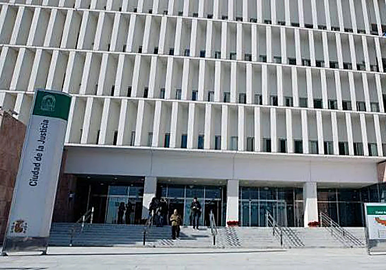 Condenado en Málaga por drogar con fármacos a su hijastra para abusar de ella y grabarla
