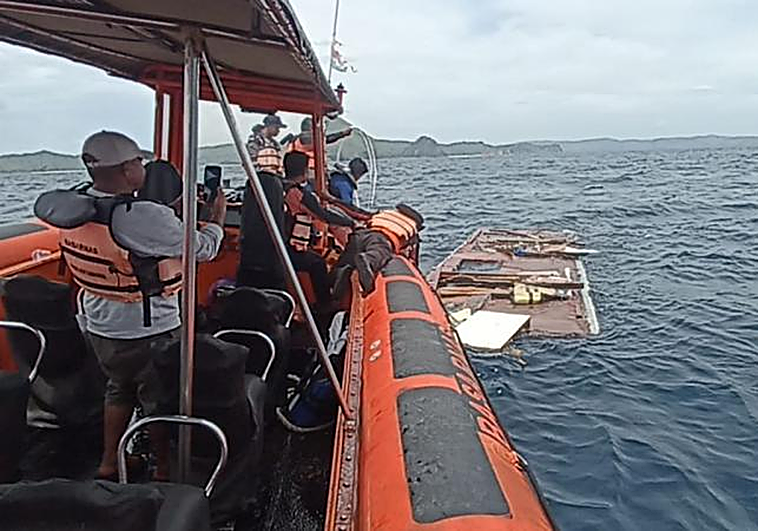 Los equipos de rescate amplían el área de búsqueda de los cuatro españoles desaparecidos en un naufragio en Indonesia