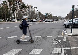 Una persona circula con un patinete el&eacute;ctrico por una calle de Valencia