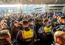 Se ha tenido que desplegar la polic&iacute;a para atender a los clientes afectados.