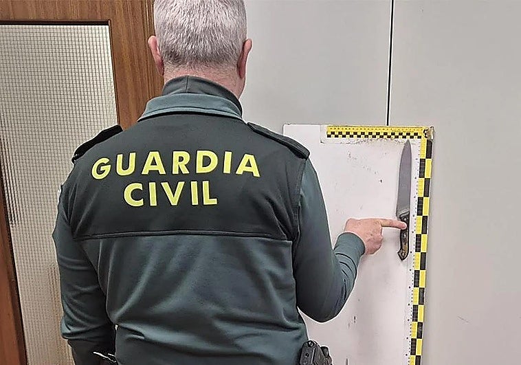 Amenaza con un cuchillo al dueño de un bar por el pago de un premio de una máquina recreativa