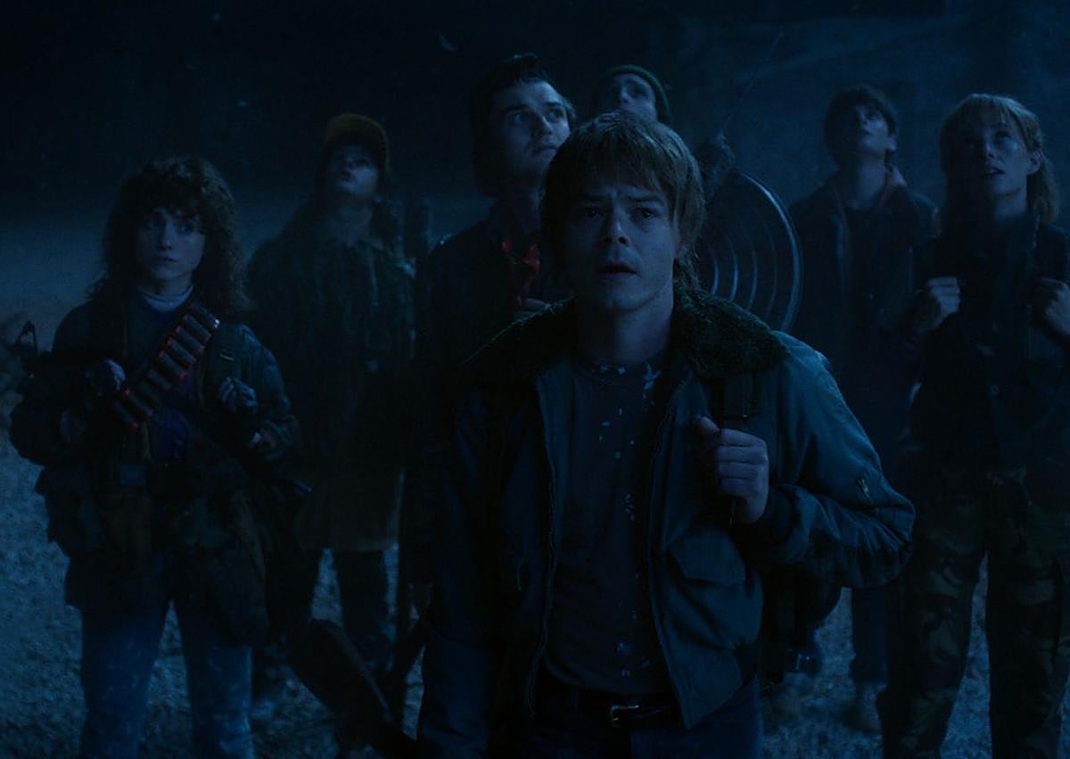 Imagen secundaria 1 - Arriba, la antena de la emisora de radio en Del Revés y el Abismo a punto de chocar, debajo, la pandilla en Del Revés y Dustin.