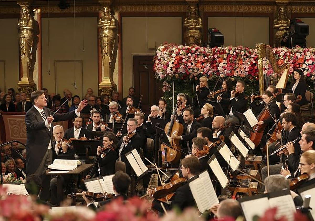 Christian Thielemann dirige a la Filarmónica de Viena en la Sala Dorada del Musikverein.