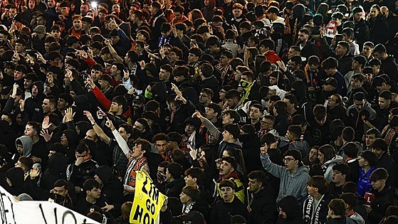 La debacle ante el Celta hace estallar de cólera a la afición del Valencia