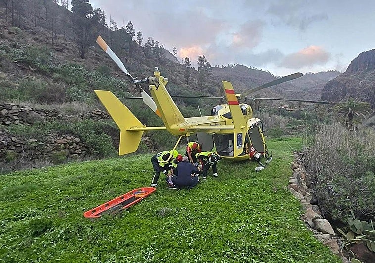 Dos fallecidos y dos mujeres heridas graves tras caer un vehículo a una charca en Gran Canaria