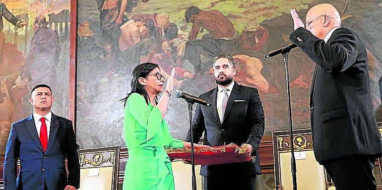 Delcy Rodríguez toma con «dolor» el mando de Venezuela pero pide a EE UU «trabajar juntos»