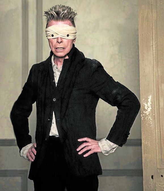 Bowie, son iki müzik videosunda kör vaizi canlandırıyor.