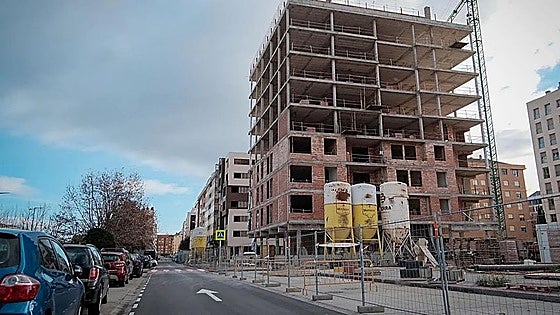Una menor de 13 años y un joven de 20 mueren tras precipitarse desde una obra en Logroño