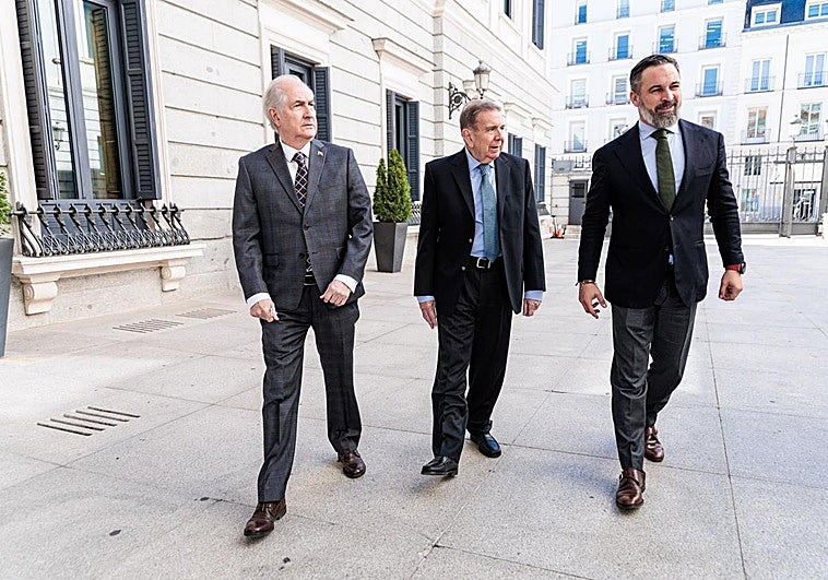 Vox carga contra Gobierno y PP mientras hace equilibrios entre Trump y Le Pen