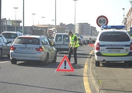 Coches a la salida del aeropuerto de Bilbao.