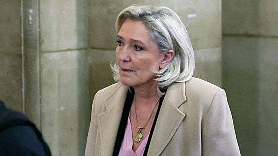 Le Pen adopta un perfil bajo en el arranque del juicio del que depende su futuro político