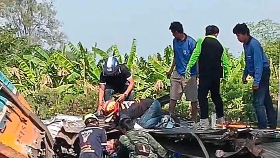 Al menos 32 muertos tras la caída de una grúa de construcción sobre las vías de un tren en Tailandia