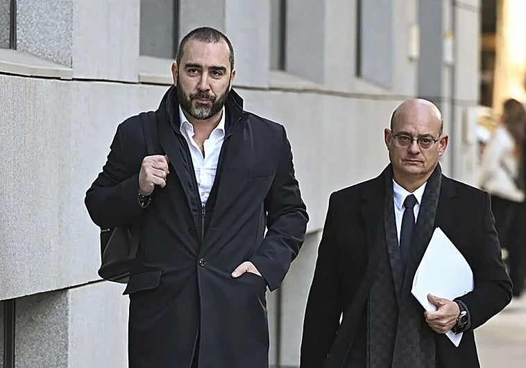 Julio Iglesias encarga su defensa al penalista Choclán, el abogado de Víctor de Aldama