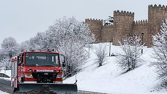 Transportes moviliza 633 máquinas quitanieves para afrontar el temporal en Aragón y Castilla y León