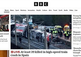 La prensa internacional destaca en sus portadas el accidente: «Los viajeros salieron despedidos»