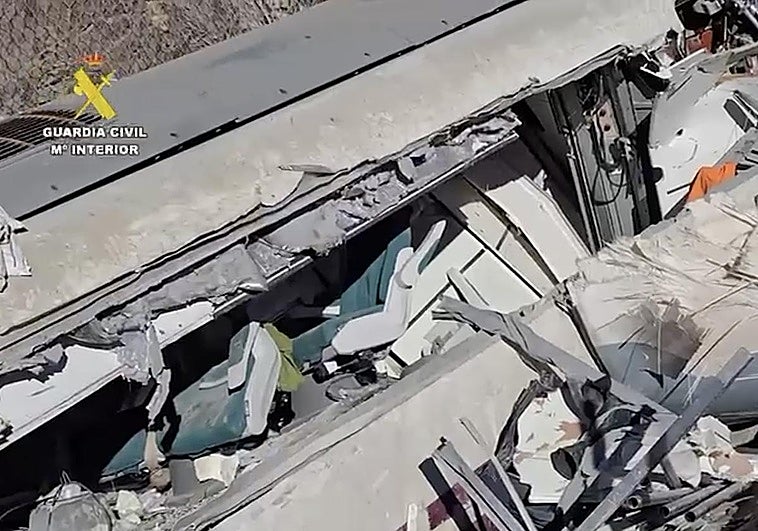 Así ha quedado el Alvia accidentado: un amasijo de hierros retorcidos