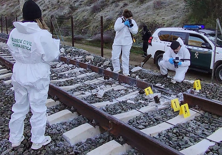 Efectivos de Criminalística de la Guardia Civil investigan una de las «roturas» encontradas en las vías