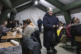 Un ataque ruso deja a 5.600 hogares en Kiev sin agua ni calefacción a 14 grados bajo cero