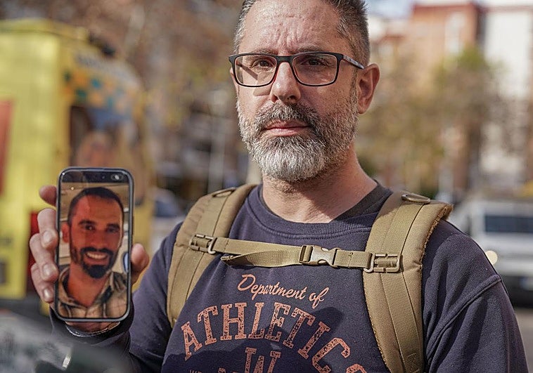 Javier Pacio busca a su cuñado, quien esquivó la muerte en el accidente ferroviario de Angrois