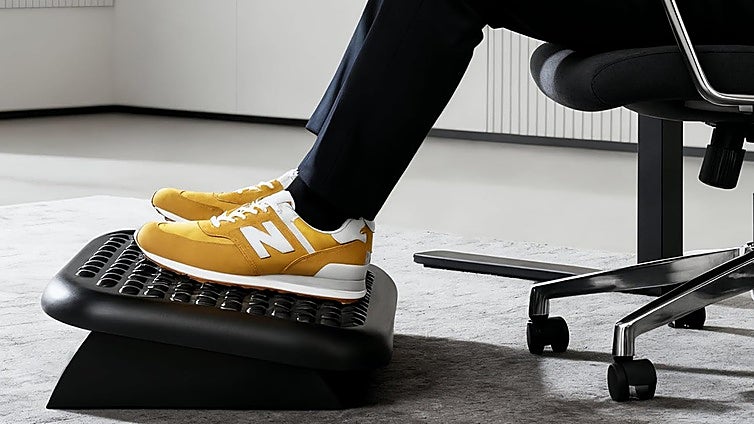 Si pasas mucho tiempo sentado, hazte con uno de estos reposapiés ajustables para oficina o casa