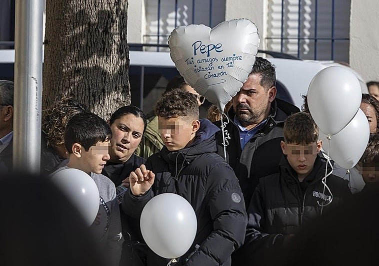 Globos blancos para despedir a la familia Zamorano Álvarez, de la que solo sobrevivió la pequeña Cristina