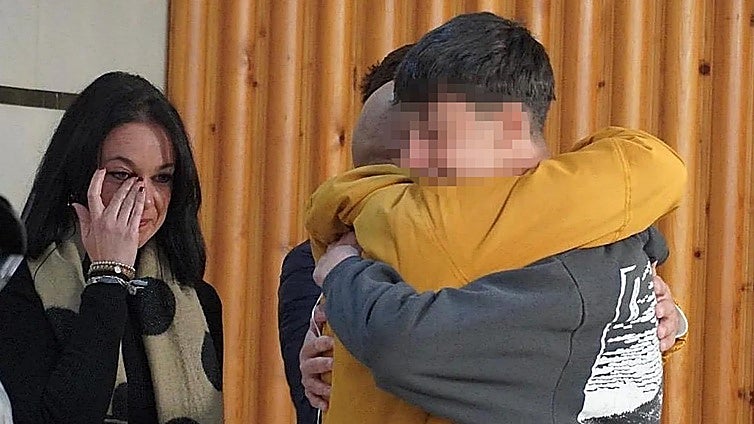 El encuentro de Carmelo con los dos menores que rescataron a su hijo en Adamuz: «Habéis caído del cielo para salvarlo»