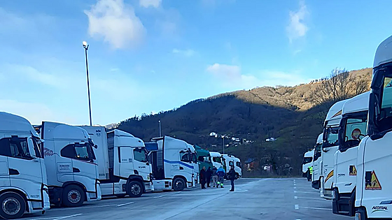 Camioneros atrapados en León: «Nos tienen las carreteras cortadas sin una gota de nieve»