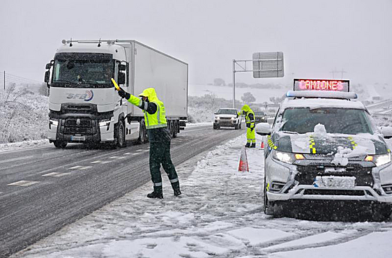 La DGT levanta las restricciones al millar de camioneros atrapados por la nieve